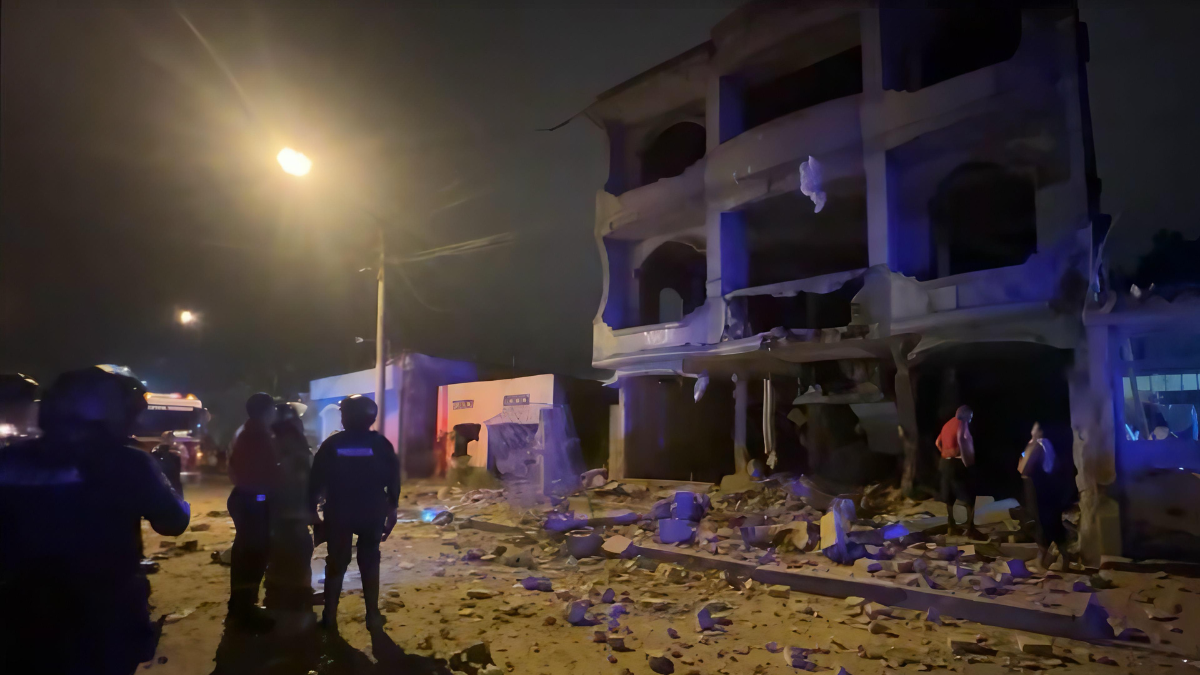 Equipos de emergencia inspeccionan los daños estructurales provocados por el atentado con explosivos.