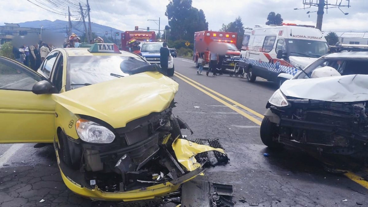 Un siniestro de tránsito en la E-35 (vía Amaguaña-Tambillo), sector Balvinas. Se registra un cierre total de la vía