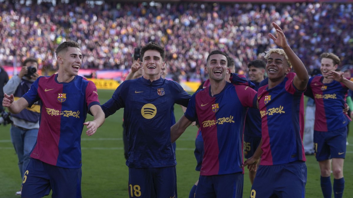 Los jugadores del Barça celebran su victoria sobre el Real Madrid entre el Barcelona y el Real Madrid, este domingo en el Estadi Olímpic Lluís Companys.