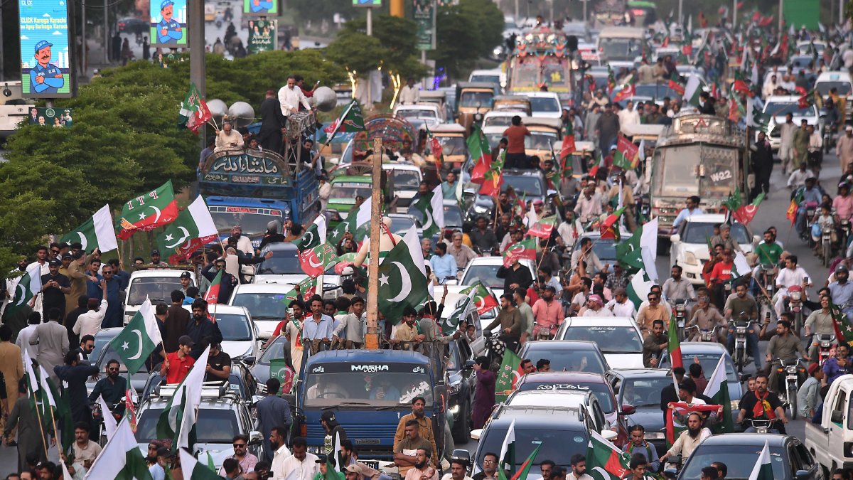 Simpatizantes del partido opositor Pakistán Tehreek-e-Insaf participan en una manifestación 