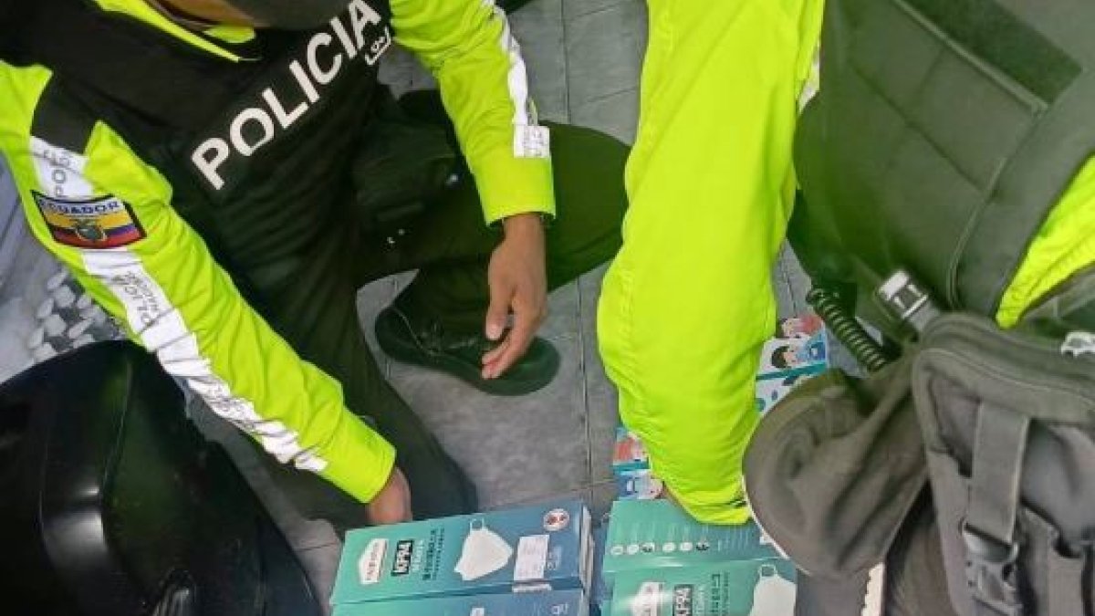 Operativo. La policía encontró varias cajas de mascarillas caducadas.