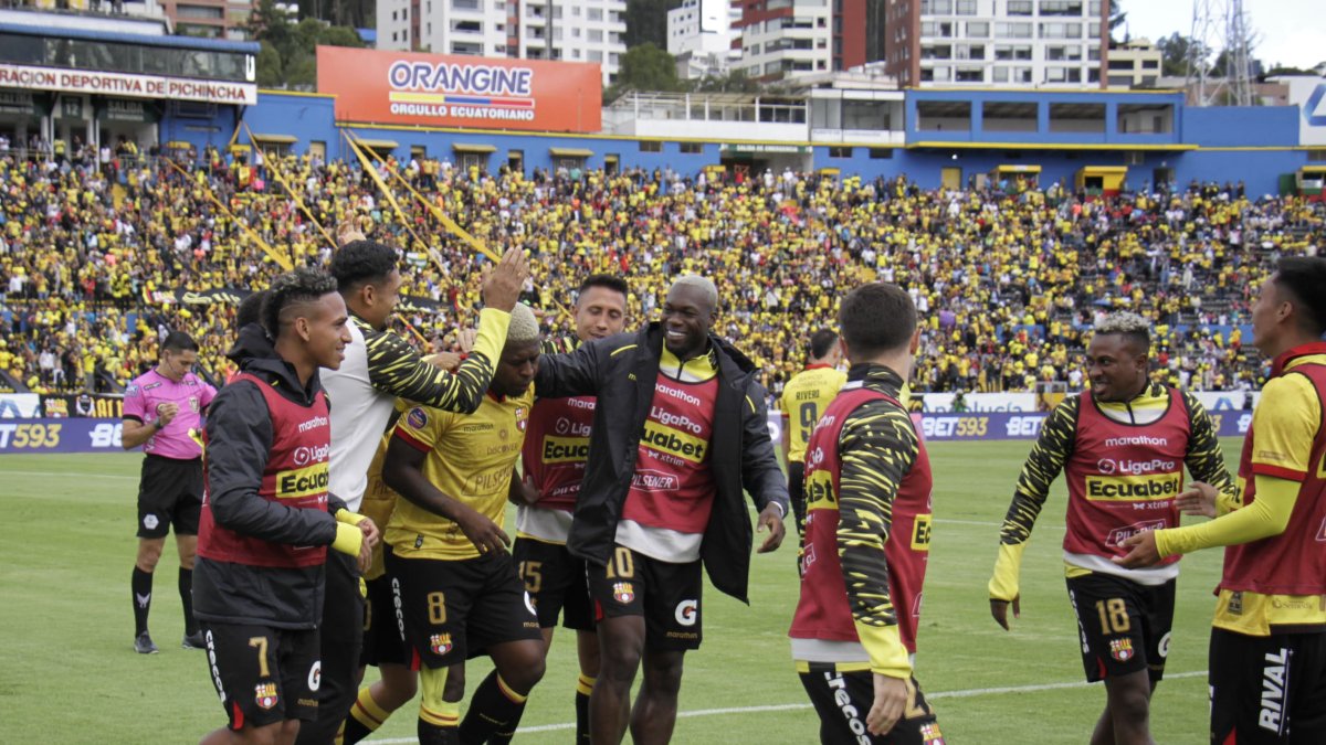 El festejo de Gabriel Cortez con la banca de suplentes en el Atahualpa.