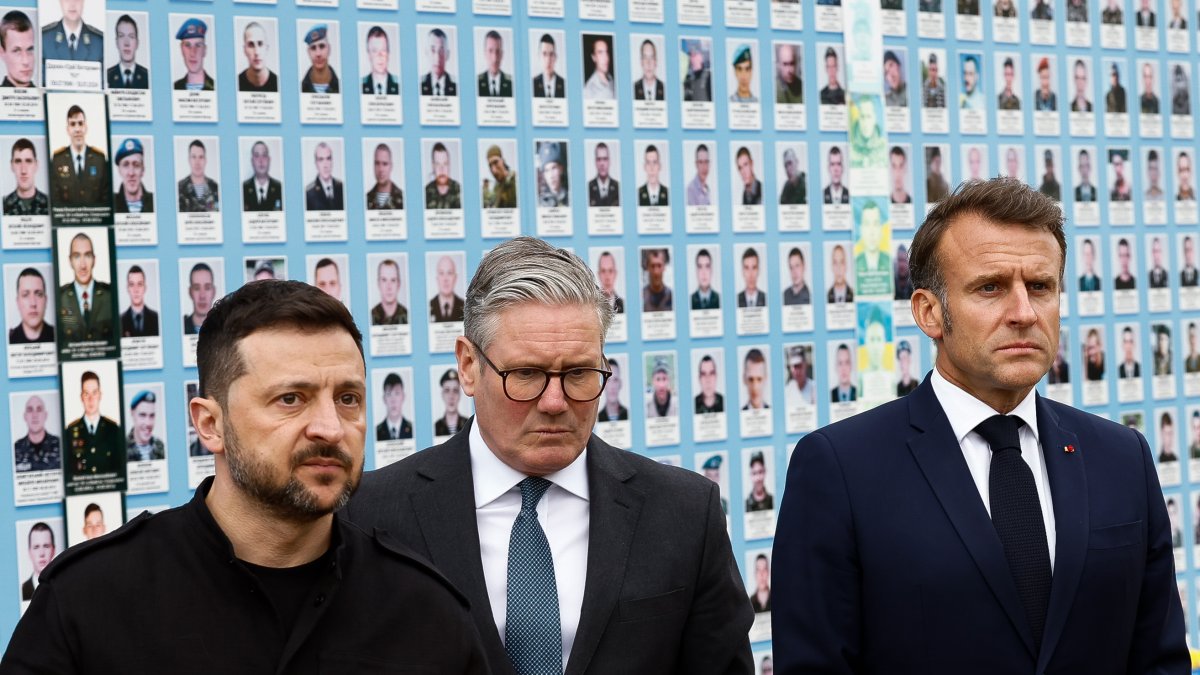 El presidente ucraniano, Volodímir Zelenski, el primer ministro británico, Keir Starmer, y el presidente francés, Emmanuel Macron.