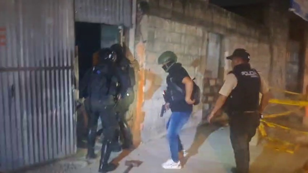 Policía ejecutó allanamientos en el Suburbio, Guayaquil.