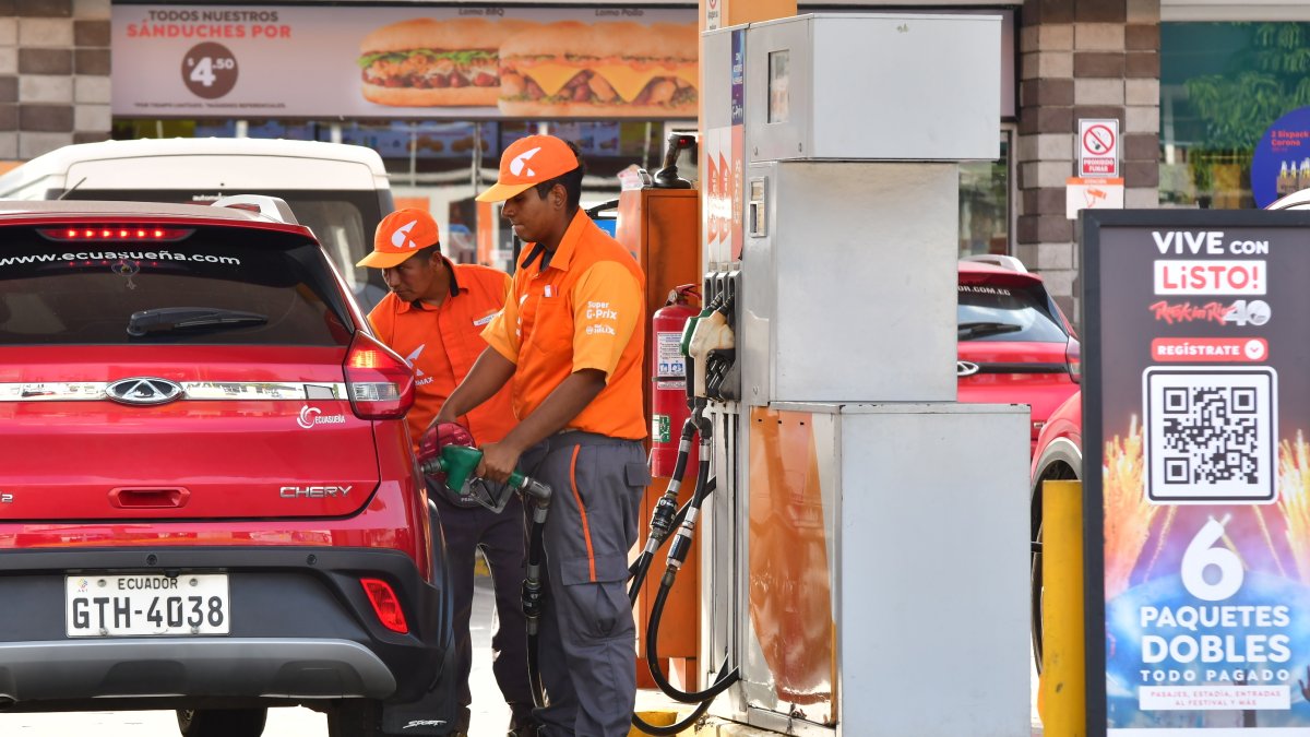 Guayaquil. Personal de una estación despacha combustible.