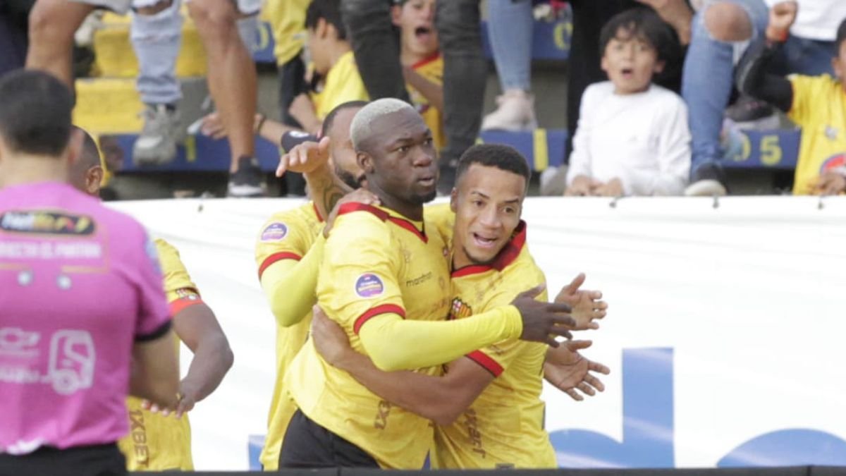 Felipe Caicedo festeja con Byron Castillo el empate ante Católica.