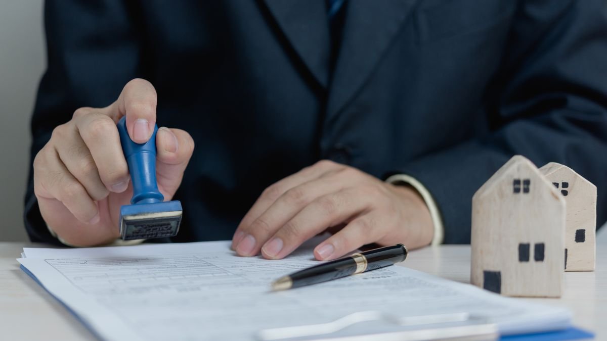 Trámite. Expertos financieros sugieren tomar algunas precauciones antes de renovar el préstamo.