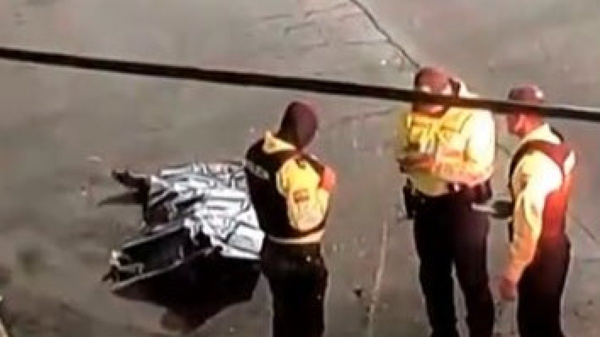 Tres jóvenes que circulaban en una moto  en Solanda, en el sur de Quito, fueron atacados por delincuentes con un arma de fuego. La policía acudió a realizar las investigaciones.