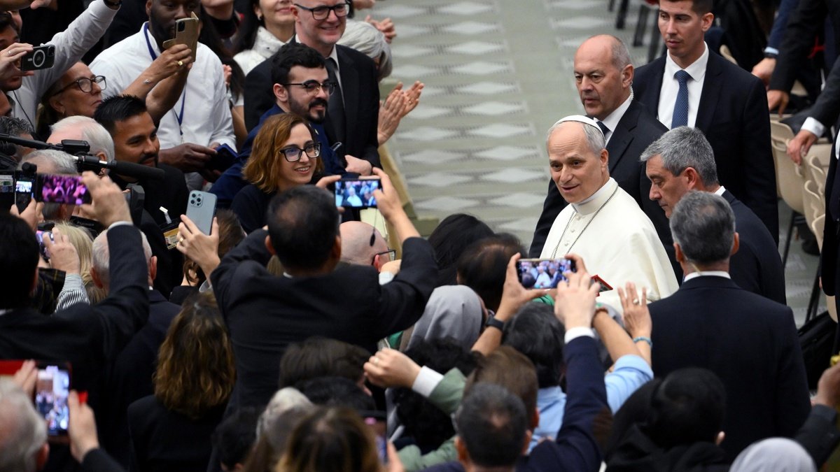El Papa León XIV saluda a los representantes de los medios de comunicación en el Aula Pablo VI del Vaticano.