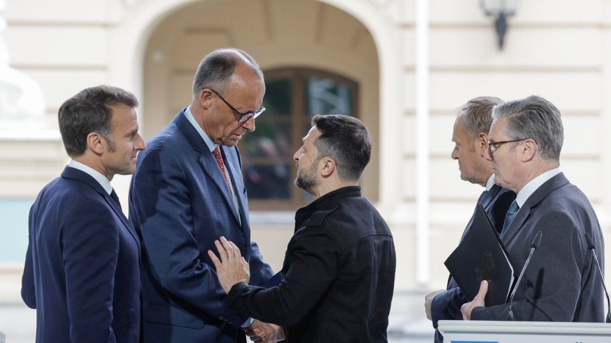 Representantes políticos tras una rueda de prensa conjunta después de su Reunión en el Palacio Mariinskyi, en Kiev, Ucrania, el 10 de mayo de 2025.