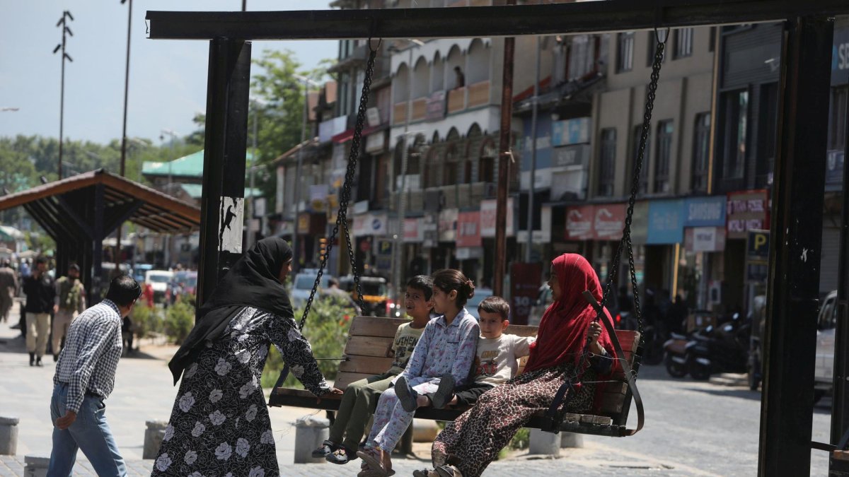 Niños jugando en un columpio en Srinagar, India, el 12 de mayo de 2025.