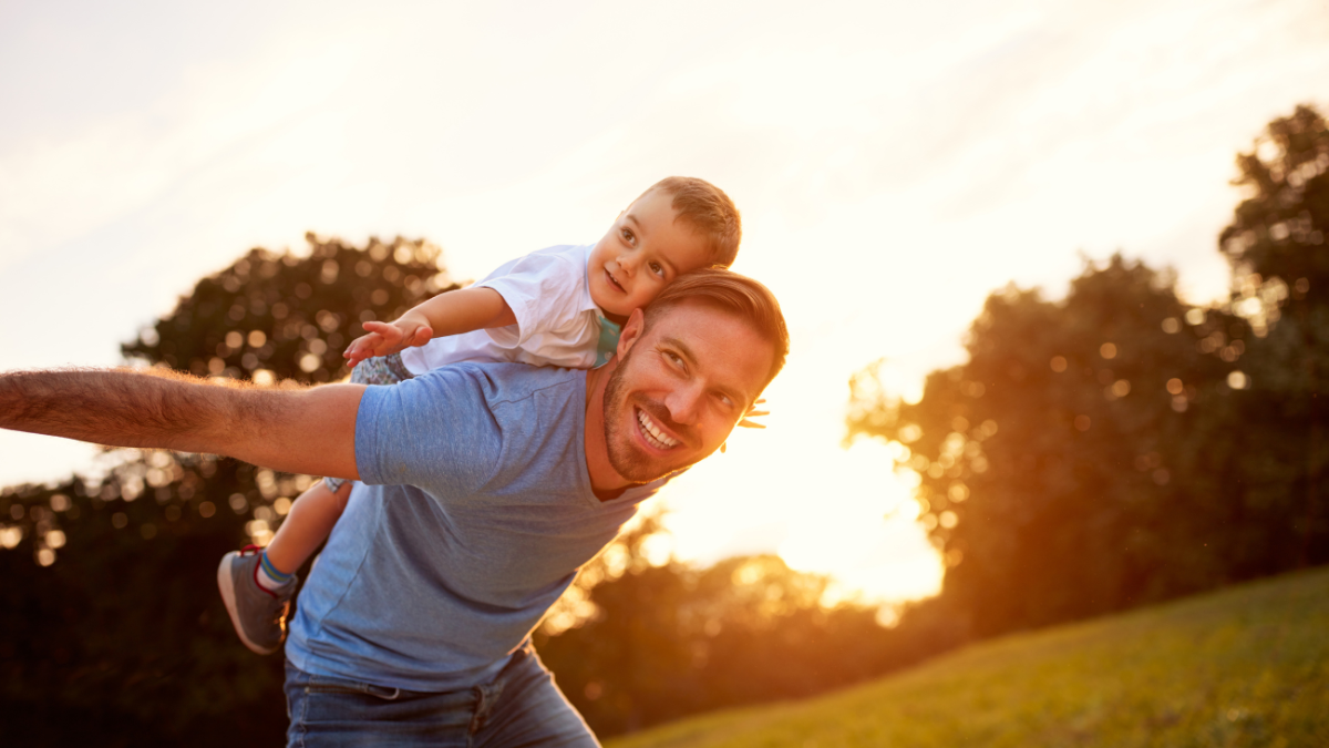 Las familias ecuatorianas suelen homenajear a los padres con regalos, reuniones y gestos de cariño en esta fecha especial.