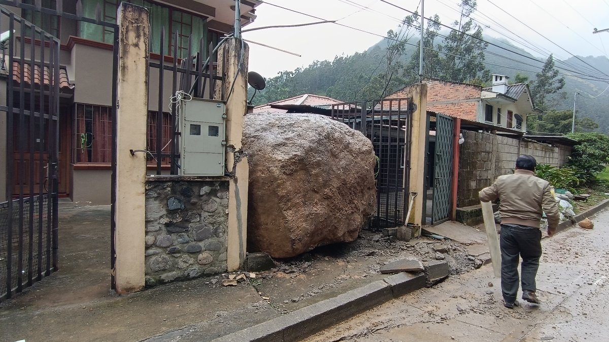 Una gran roca cayó sobre una vivienda ubicada en la vía Cuenca- Momleturo- El Empalme en la zona de la parroquia Sayausí.
