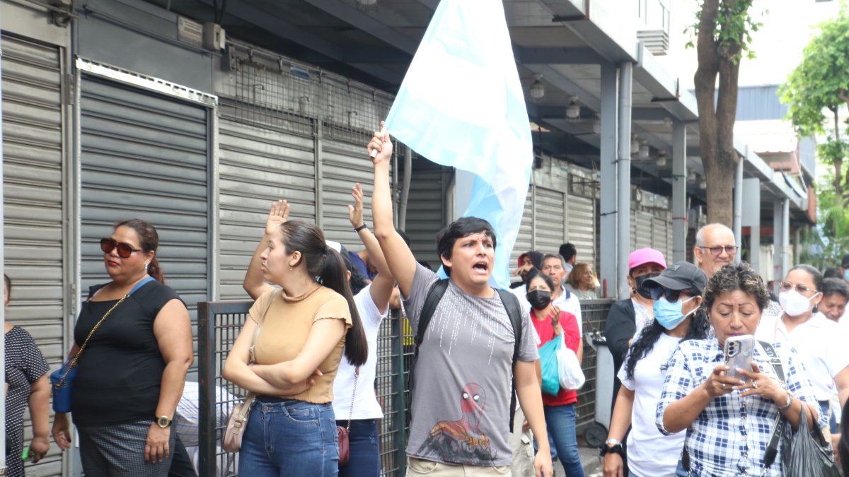 Los comerciantes salieron al centro a realizar una marcha pacífica