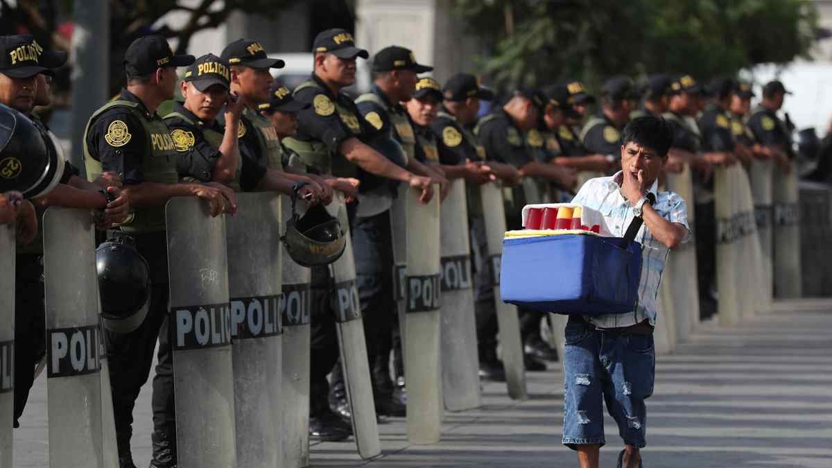 Policías custodian durante una manifestación en la Plaza San Martín en Lima, Perú.