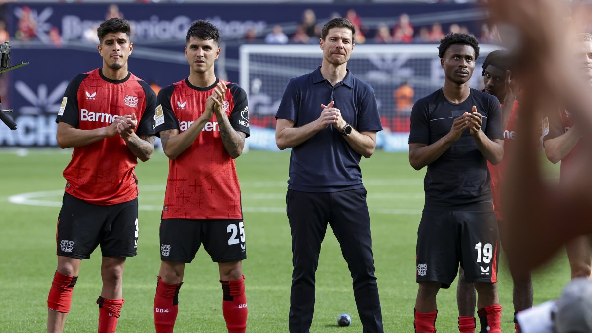 El ecuatoriano Piero Hincapié (i) y el DT Xavi Alonso, durante la despedida del estratega el domingo 11 de mayo en Alemania.