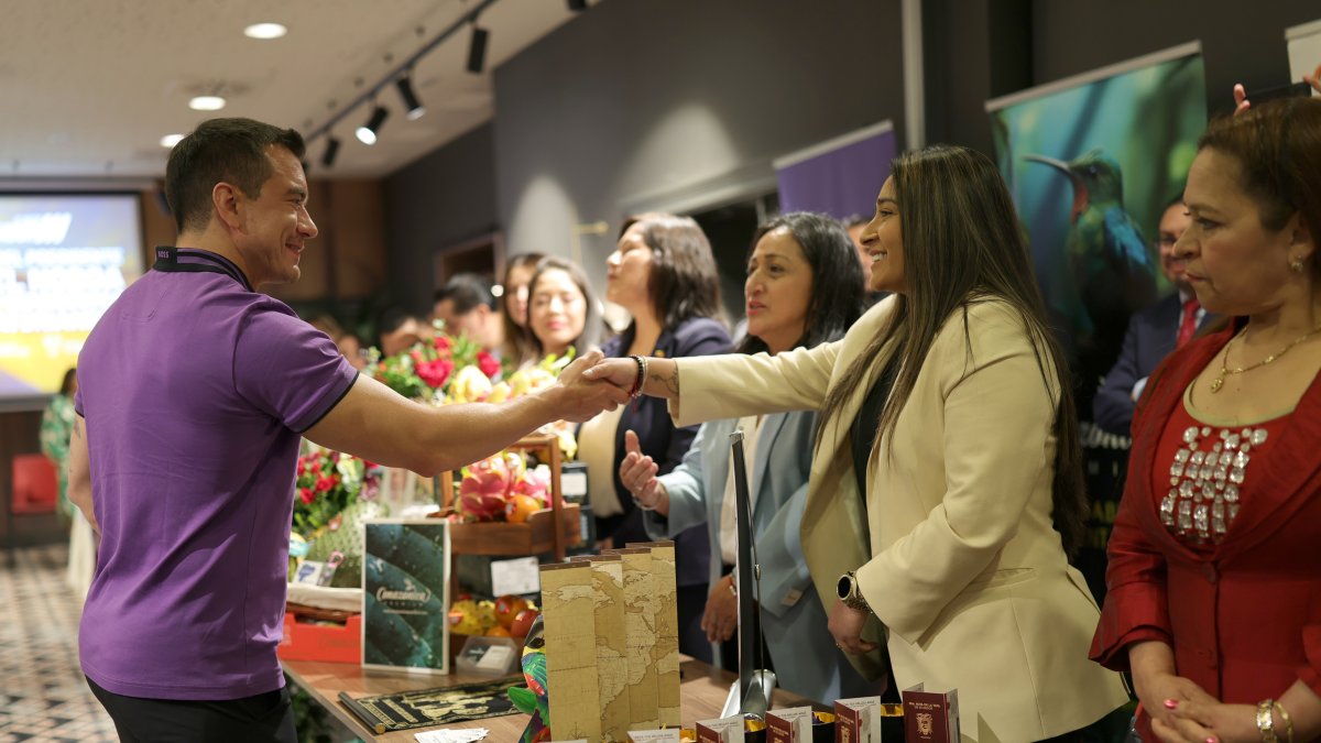Daniel Noboa saludando a compatriotas que han emigrado a España y que han desarrollado distintos emprendimientos en Madrid.