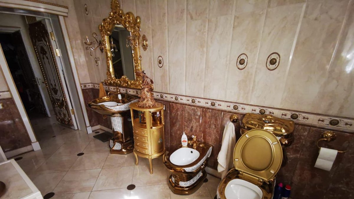 Vista del interior de la mansión de un exjefe de la policía rusa condenado hoy a 20 años de cárcel por corrupción.