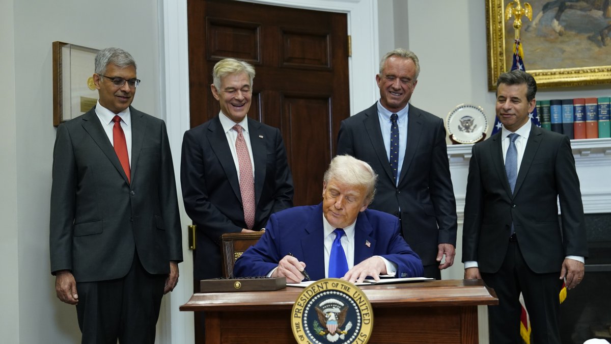 El presidente de Estados Unidos, Donald Trump, firma decreto para que bajen los precios de la medicina en su país.