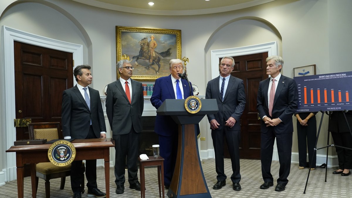 El presidente de Estados Unidos, Donald Trump, explica la razón para bajar el precio de la medicina en su país y que suba en el resto del mundo.