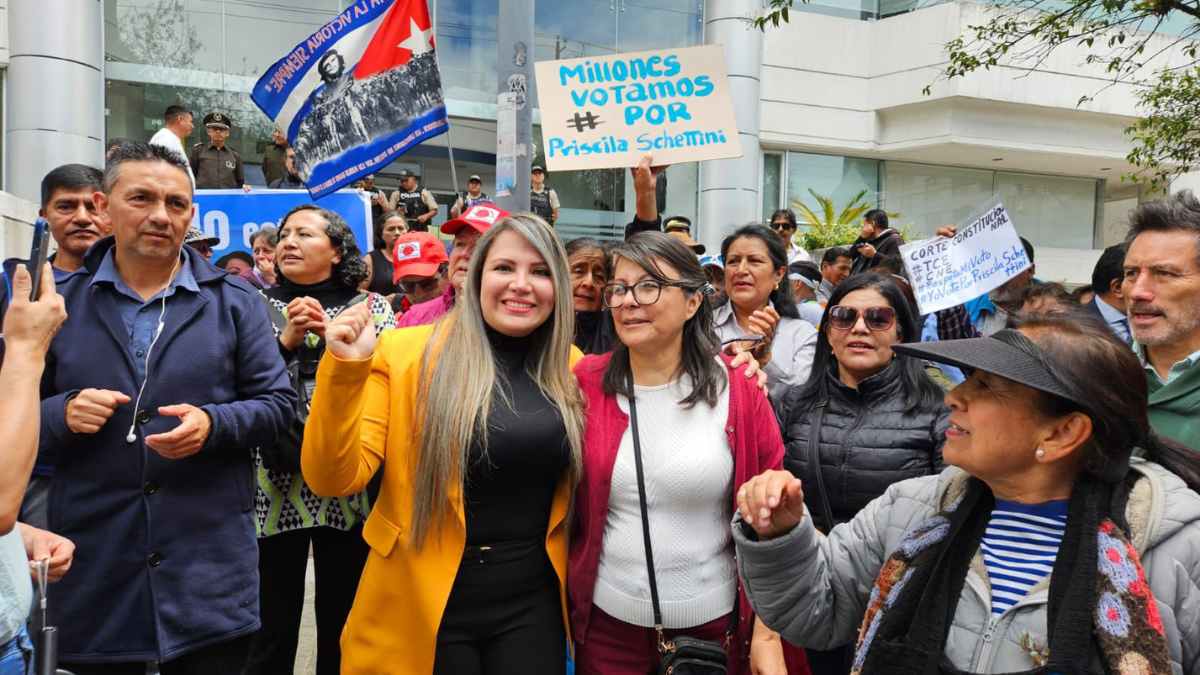 Priscila Schettini y Angélica Porras, frente a la Corte Constitucional, el lunes 12 de mayo del 2025.