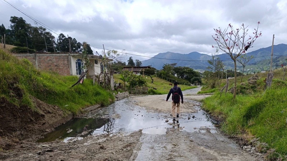 En varios tramos del barrio Los Rosales de Belén se evidencia la acumulación de aguas residuales.