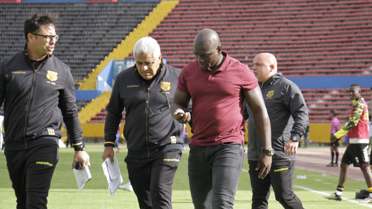 Segundo Castillo (d) junto a su cuerpo técnico luego del empate 2-2 ante Universidad Católica