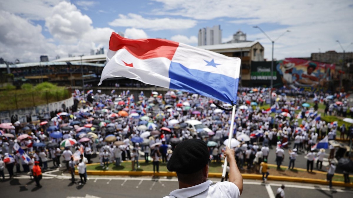 Una persona sostiene una bandera durante una manifestación en defensa de la autonomía universitaria, en Ciudad de Panamá (Panamá), en una fotografía del 6 de mayo de 2025.