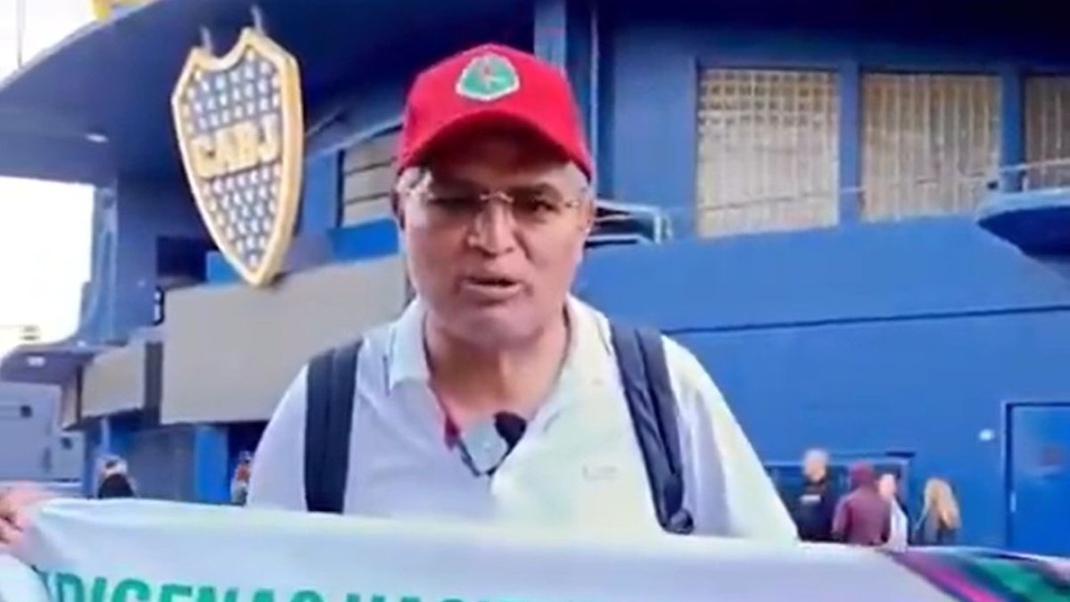 Luis Alfonso Chango en los exteriores de la Bombonera con una bandera de Mushuc Runa.