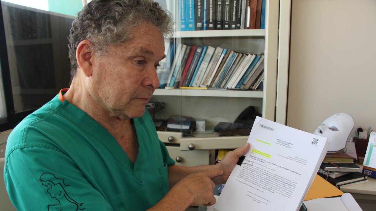 Víctima. El doctor Víctor Flores denuncia que sacaron un crédito a su nombre de manera ilegal.