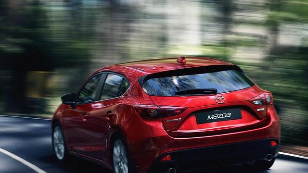 Un modelo de los carros de la marca Mazda.