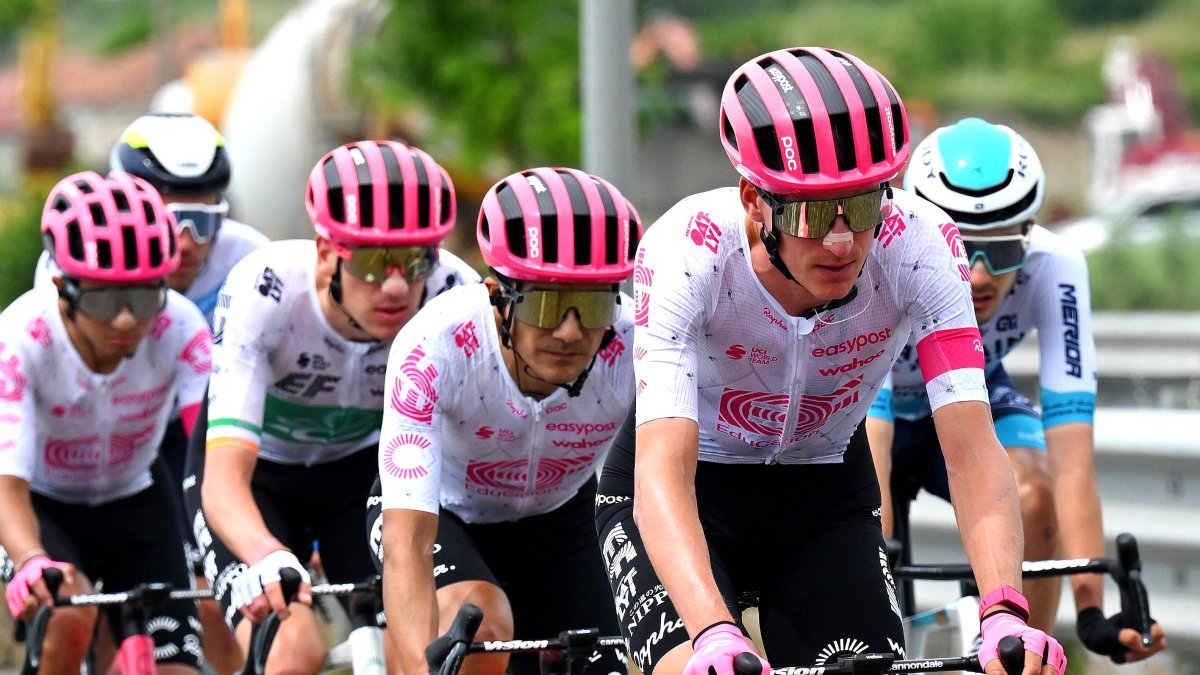 Richard Carapaz (segundo desde la derecha) tiene a su disposición un grupo de gregarios que deberán esforzarse aún más para él.