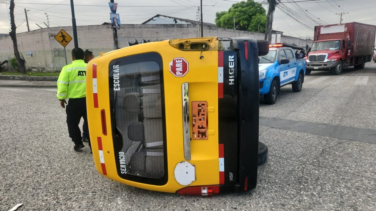 El expreso terminó volcado tras el impacto del bus de transporte urbano.