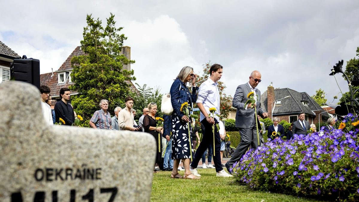 Familiares de las víctimas durante una ceremonia conmemorativa por las víctimas en el monumento ubicado en el parque Dudok, en Hilversum, Países Bajos.