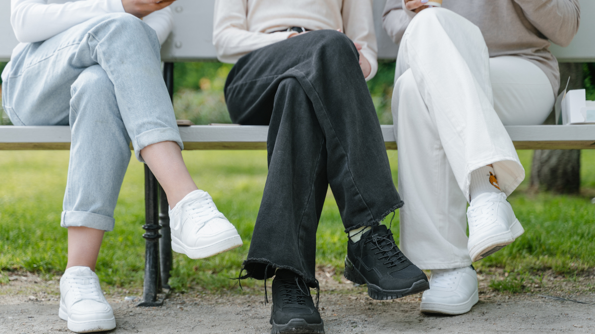 Sacudir la pierna es un gesto común que puede estar vinculado al estrés y la ansiedad, según la psicología del movimiento repetitivo.