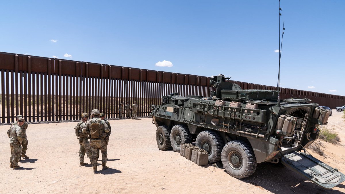 Fotografía de integrantes del Ejército de los Estados Unidos patrullando la frontera con México en el Área de Defensa Nacional, en Nuevo México (EE.UU.).