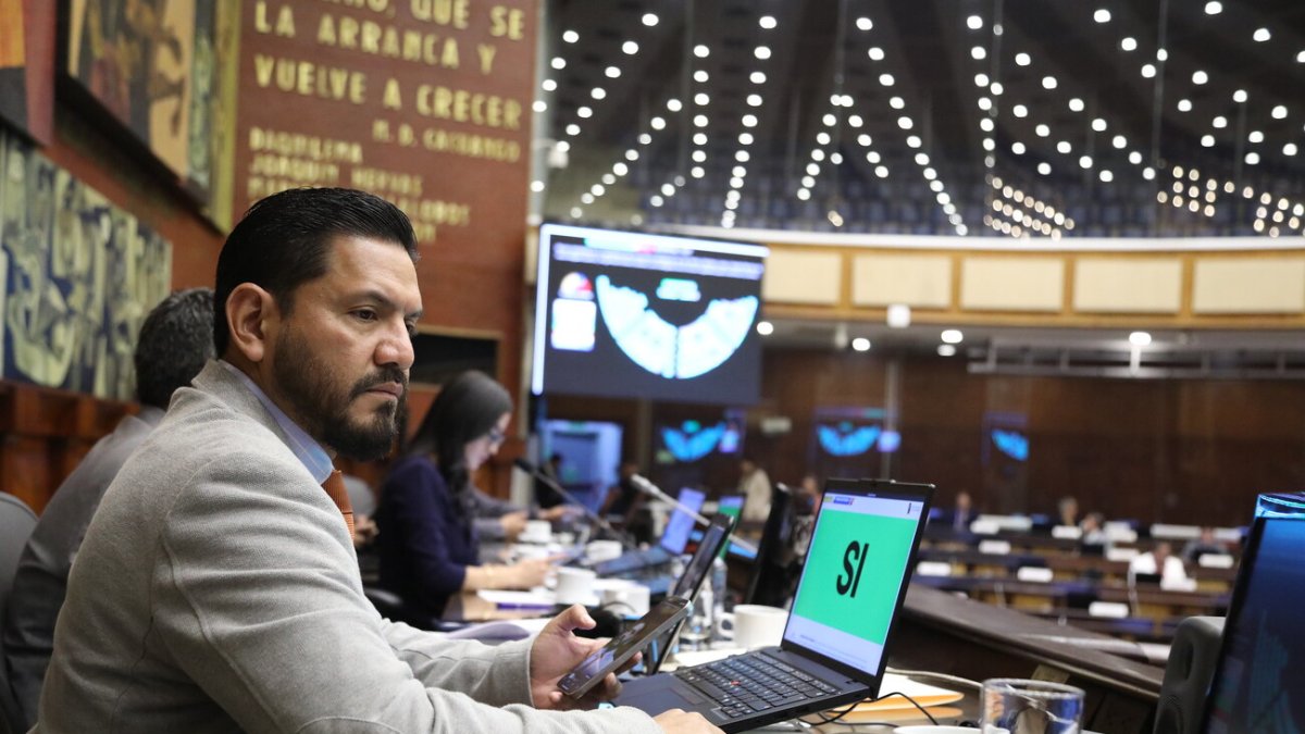 Otto Vera (PSC) fue el encargado de presentar la terna en el Pleno.