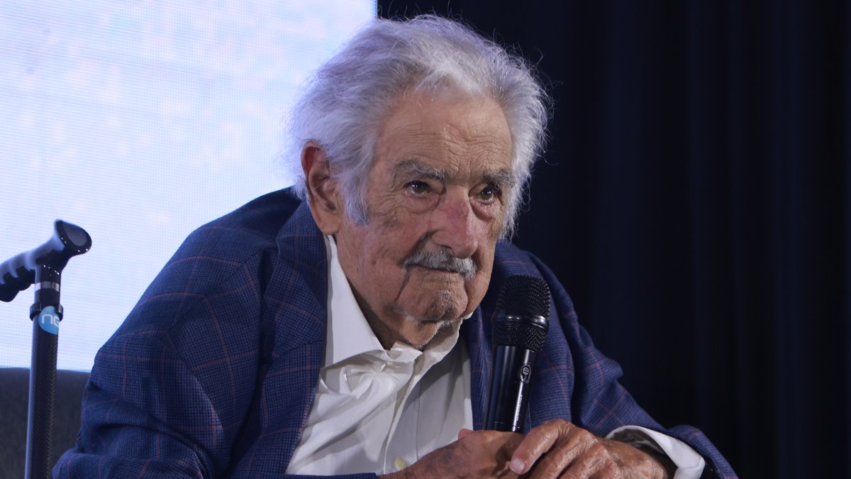 José Mujica participando en un encuentro que el opositor Partido Colorado organizó para conmemorar los 40 años de democracia en el país.