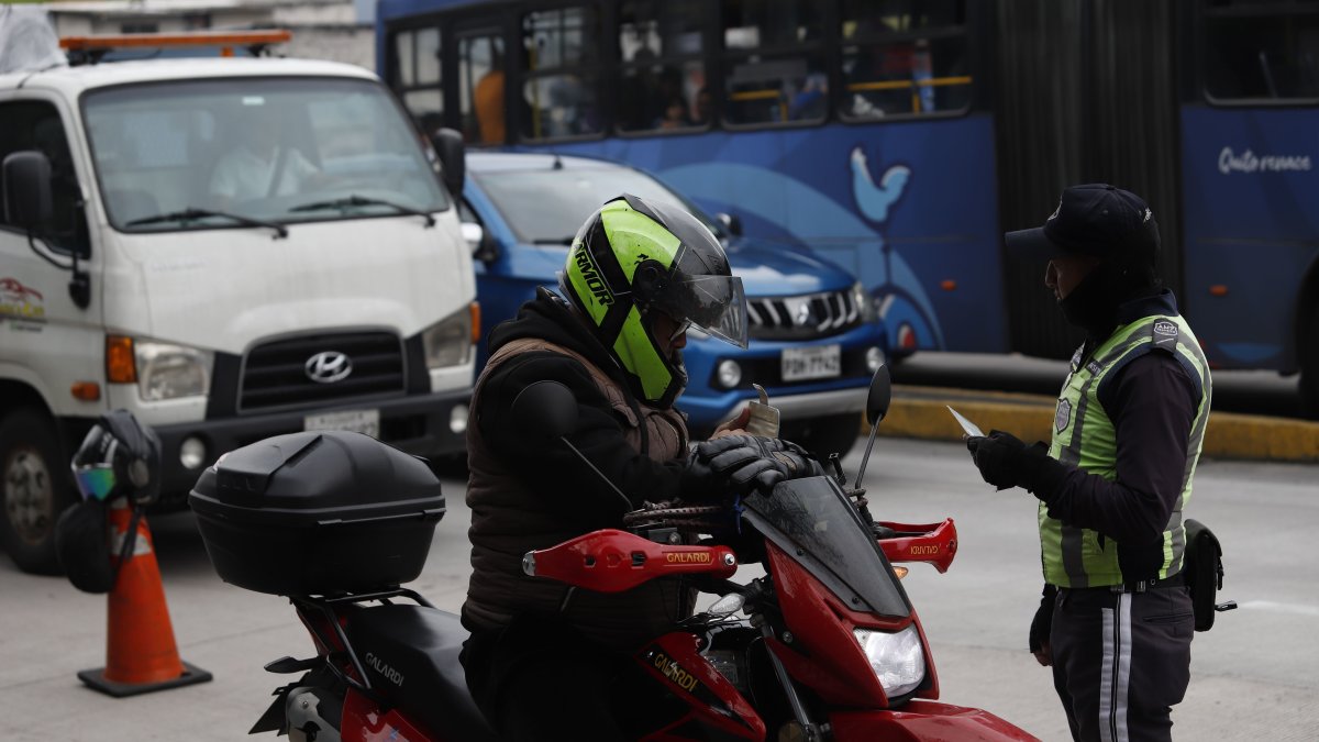 La medida funciona en las mañanas y tardes para reducir la congestión vial en el casco urbano.