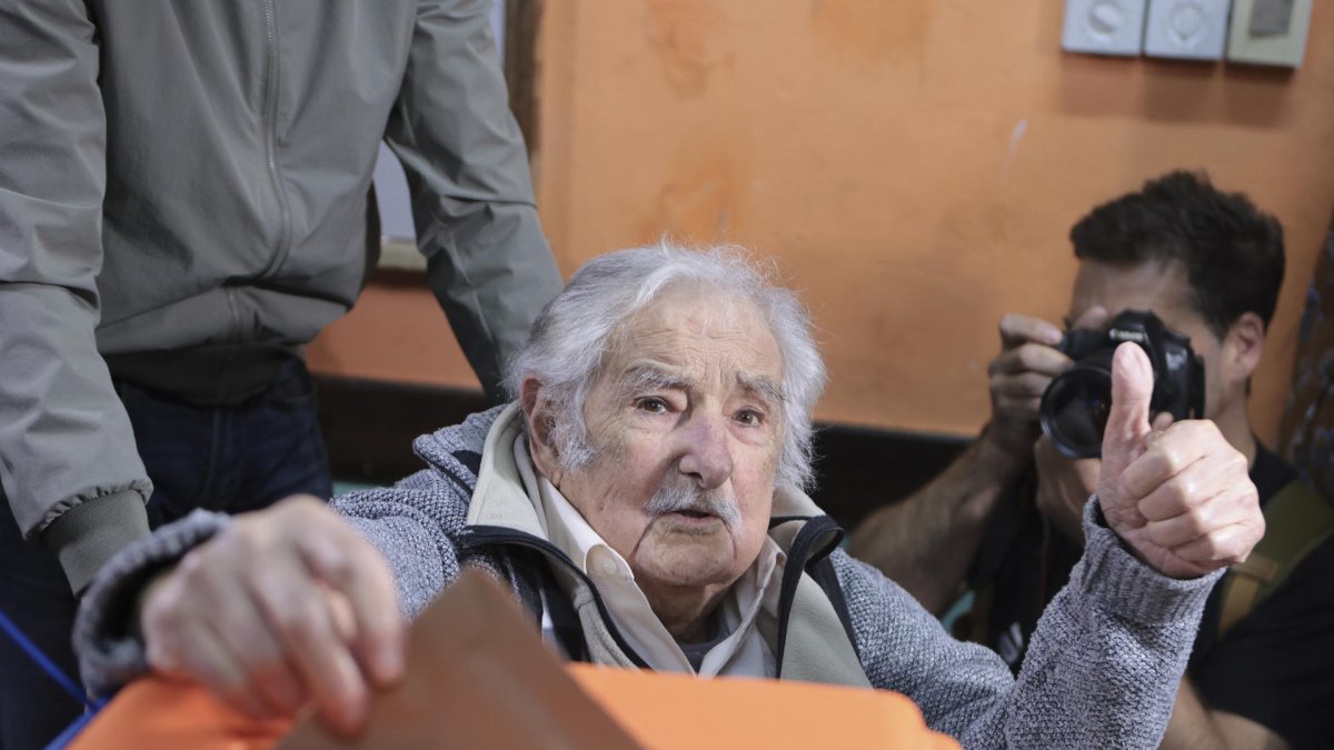 Fotografía de archivo del 27 de octubre de 2024 del expresidente de Uruguay José Mujica votando en las elecciones presidenciales y parlamentarias del país, en Montevideo (Uruguay)