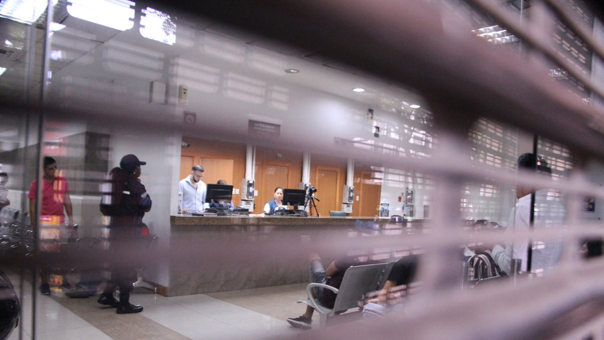 Una de las puertas de la matriz del Registro Civil, ubicada en el centro de la ciudad, permaneció cerrada el 13 de mayo. Esto, luego de que los reclamos se proliferaron.