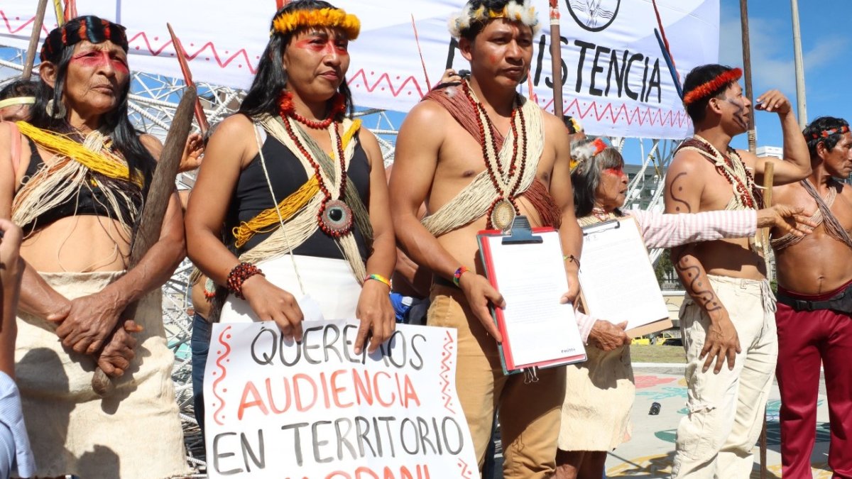La nacionalidad Waorani realizó una movilización hacia la Corte Constitucional para pedir que el organismo sesione en la Amazonía y trate la causa de la consulta previa.