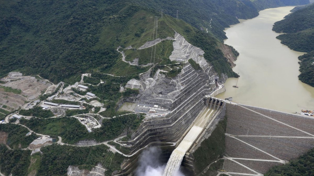 Foto aérea de la hidroeléctrica Hidroituango, ubicada sobre el río Cauca entre los municipios de Ituango y Puerto Valdivia, en el departamento de Antioquia (Colombia).