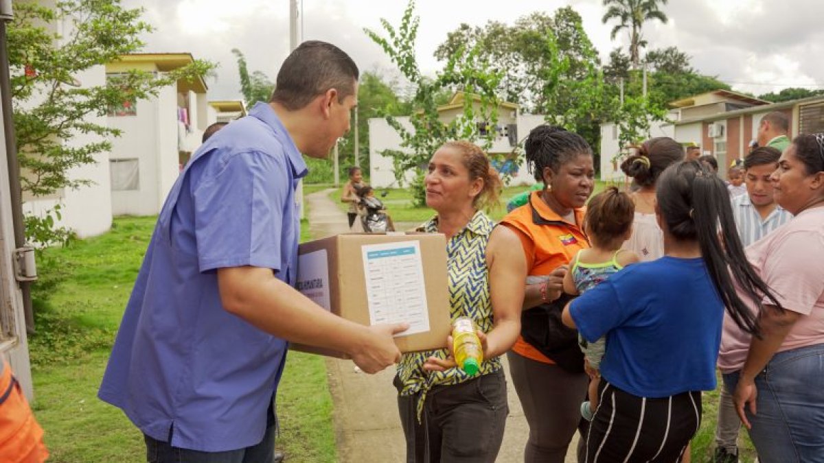 Secretaría Nacional de Riesgos entrega de kits de respuesta humanitaria en el cantón Simón Bolívar.