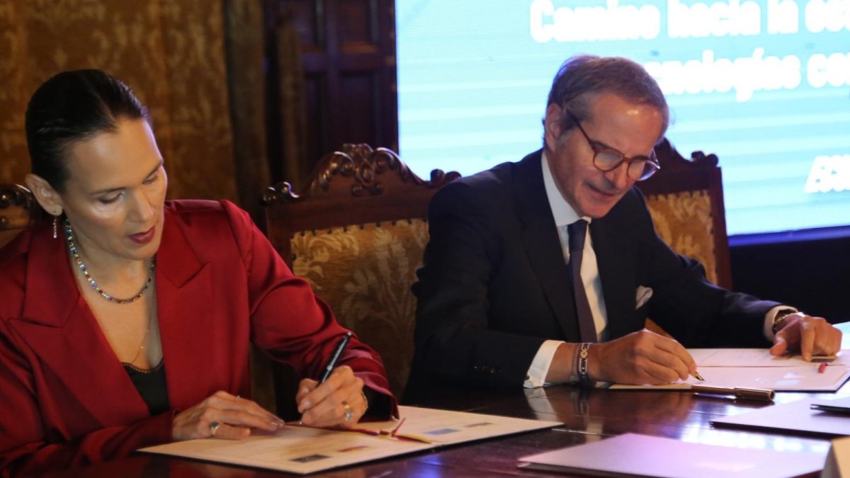 La ministra de Energía, Inés Manzano, suscribió hoy un memorando de entendimiento con el director General del Organismo Internacional de Energía Atómica (OIEA), Rafael Mariano Grossi.