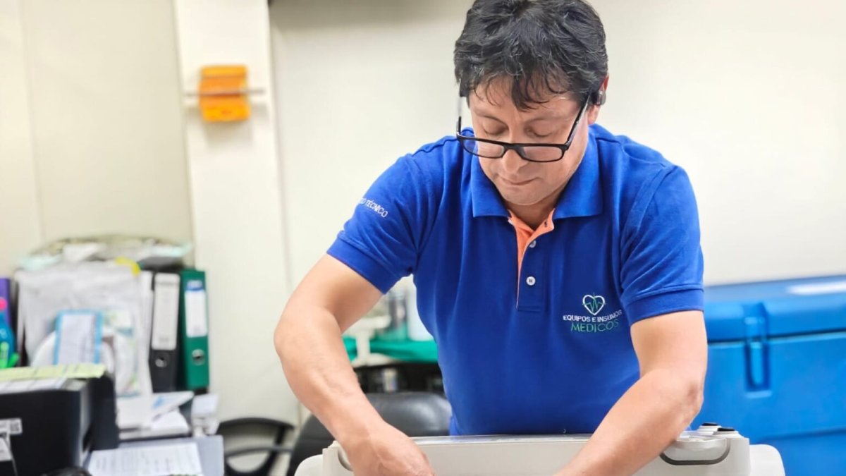 Especialista realiza calibración de equipo médico para garantizar mediciones precisas.