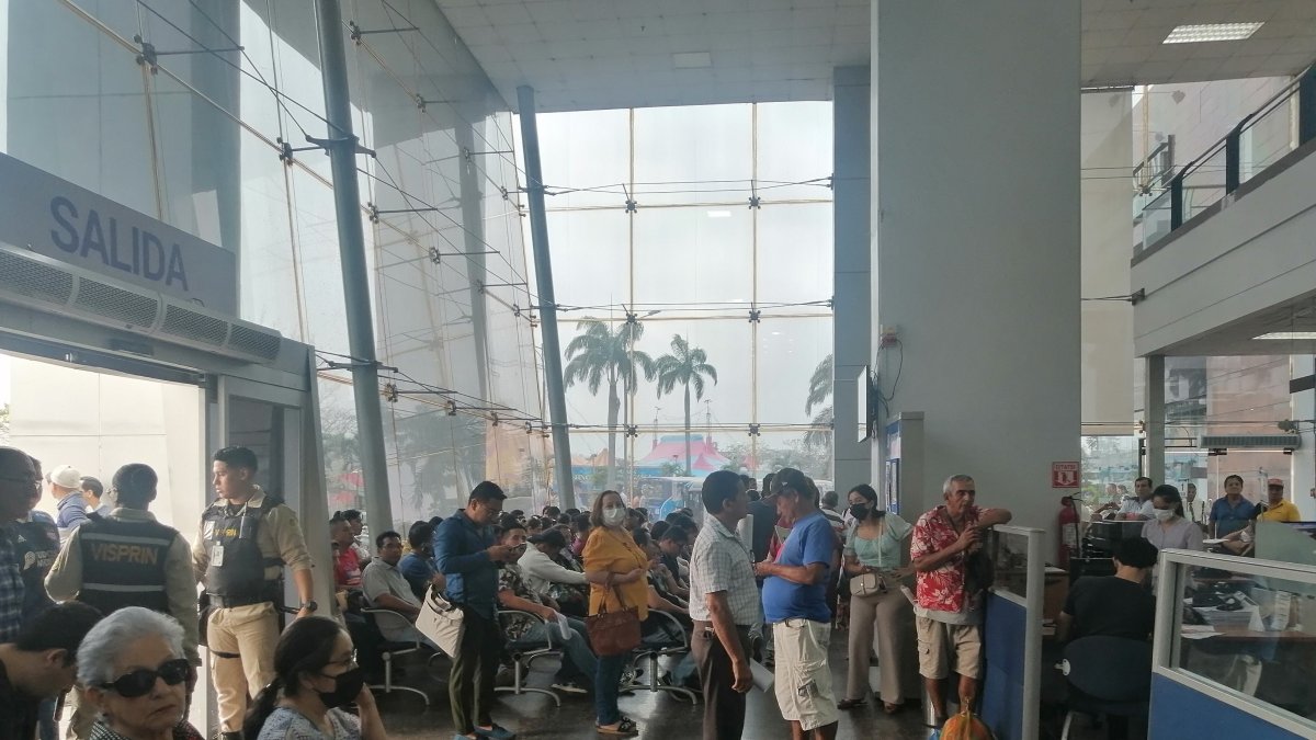 Un grupo de personas hacen trámites en el Servicio de Rentas Internas, en el norte de Guayaquil.