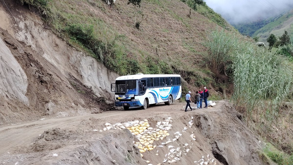 Parte de la mesa vial fue rellenada con muro de escolleras y sacos de arena para recuperar la conectividad.