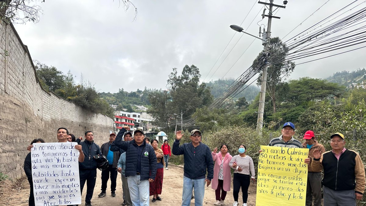 Moradores de dos comunas en Tumbaco  protestaron en la vía Gaspar de Carvajal exigiendo asfaltado y veredas.