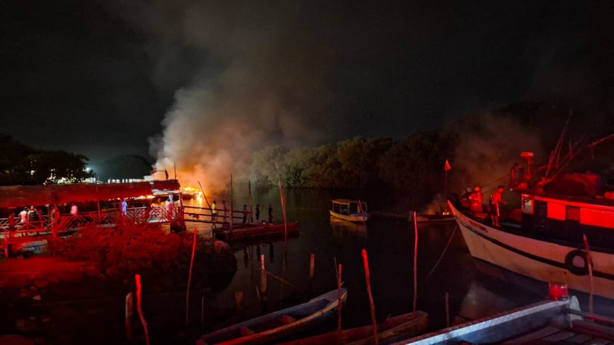 A las 03:16 de este 14 de mayo, los Bomberos de Guayaquil recibieron la alerta de incendio en Puerto El Morro.